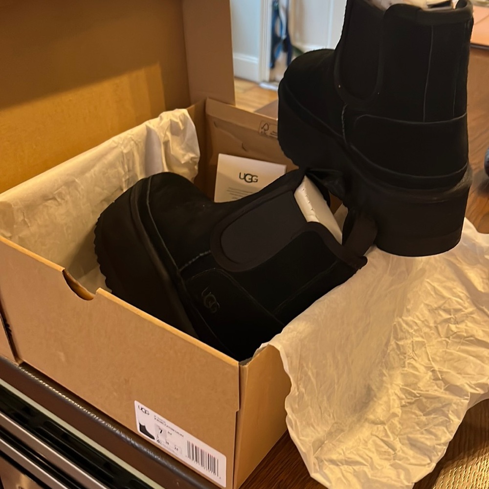 UGG NEUMEL CHELSEA BLACK BOOTS US 7. NIB!! GET THEM NOW IN TIME FOR CHRISTMAS!!